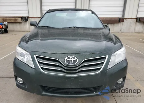 2010 Toyota Camry Base z USA, uszkodzony, nr VIN 4T4BF3EKXAR082754
